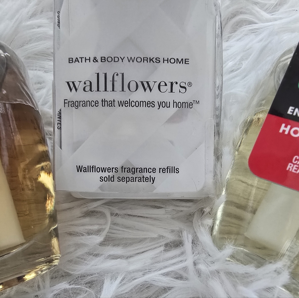 Bath & Body Works Santa WallFlower Plug-In. Includes 2 WallFlower Fragrances NWT - Picture 6 of 7